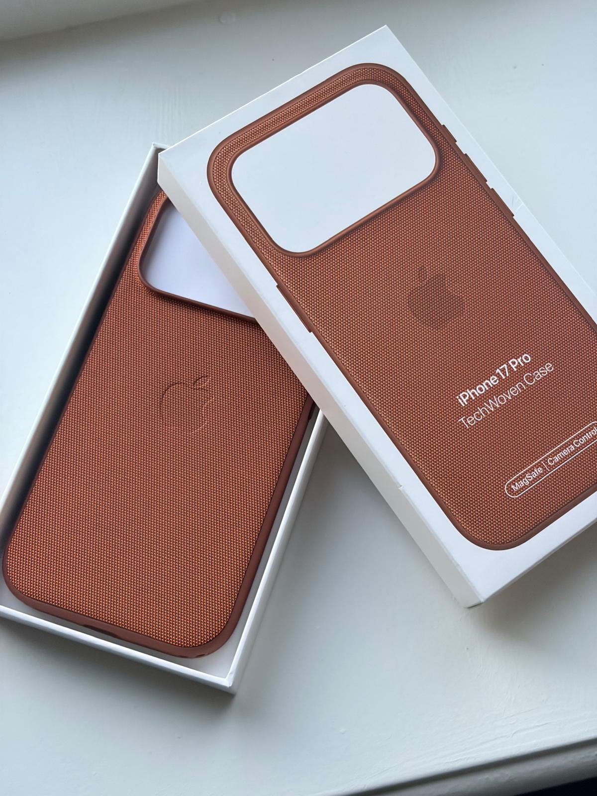 Apple Techwoven Hoesje, iPhone 17 Pro. GEEN DAG OUD!!!, Schokbestendig, Bruin, Nieuw, Hoesje of Tasje