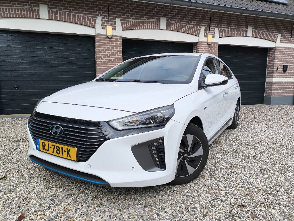 Hyundai IONIQ 1.6 GDI Hybrid Premium - incl onderhoud APK, Auto's, Hyundai, 1345 kg, Wit, IONIQ, Onderhoudsboekje