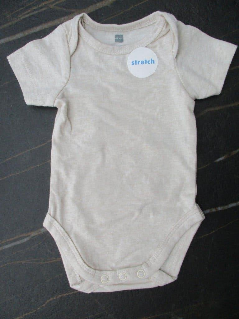Hema romper NIEUW maat 50 / 56 beige rompertje korte mouw, Nacht- of Onderkleding, Nieuw, Ophalen of Verzenden, Hema