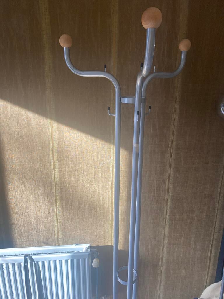 Metalen staande kapstok met houten bollen, Huis en Inrichting, Woonaccessoires | Kapstokken, Gebruikt, Ophalen of Verzenden, Metaal