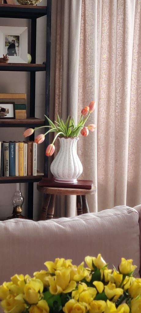 Vintage keramiek vaas wit met roze stippen en gegolfde rand., Wit, Aardewerk of Porselein, Ophalen of Verzenden, Zo goed als nieuw