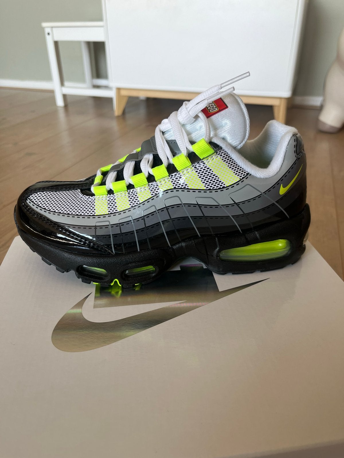 Nike Air Max 95 x LEGO Col GS - Zwart/Neon Geel - Maat 36, Kinderen en Baby's, Ophalen of Verzenden, Nieuw, Jongen of Meisje, Sportschoenen