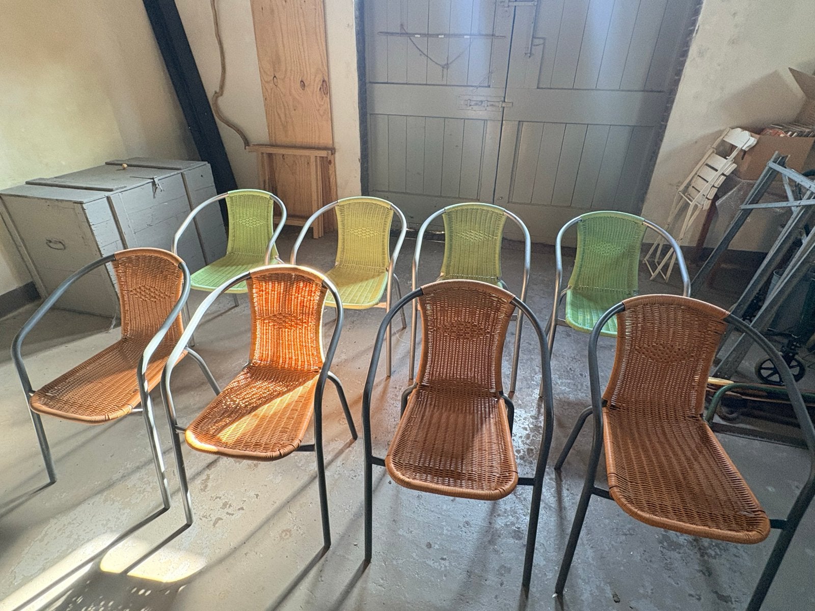 Set van 8 stapelbare stoelen - groen en bruin, Ophalen, Gebruikt, Kunststof