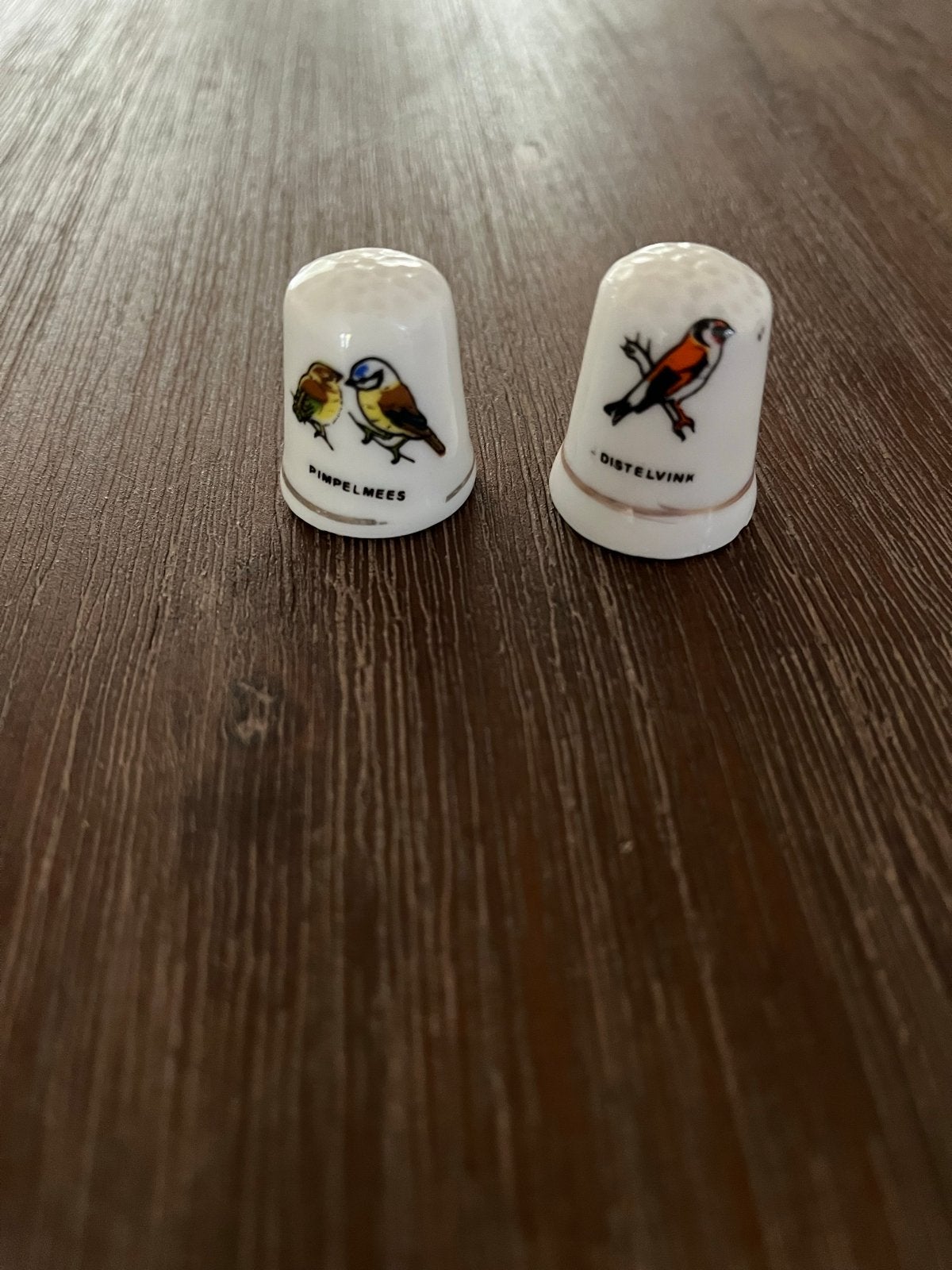 Twee porseleinen vingerhoedjes met vogels (Pimpelmees, Diste, Verzamelen, Ophalen, Zo goed als nieuw, Porselein, Nederland