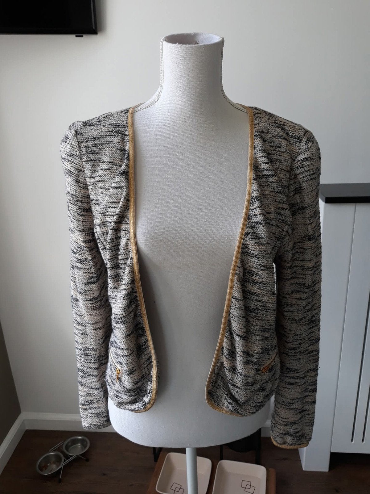 Jasje beige met goudkleurige bies maat m., Ophalen of Verzenden, Zo goed als nieuw, Maat 38/40 (M), Beige
