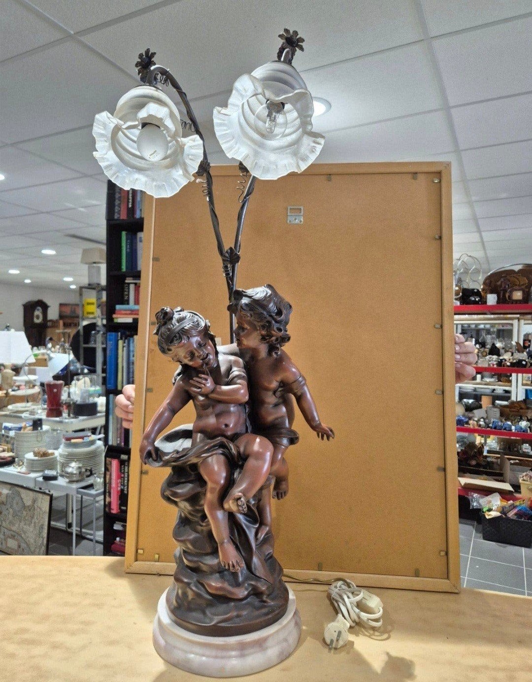 grote vintage lamp met 2 kindjes

hoogte 94cm
diameter voet, Antiek en Kunst, Ophalen