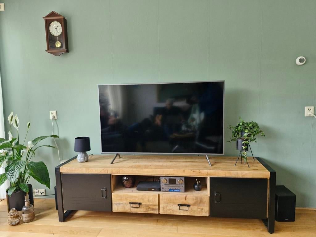 Industriële TV-meubel van mangohout en metaal, Overige houtsoorten, Ophalen of Verzenden, Zo goed als nieuw, 200 cm of meer