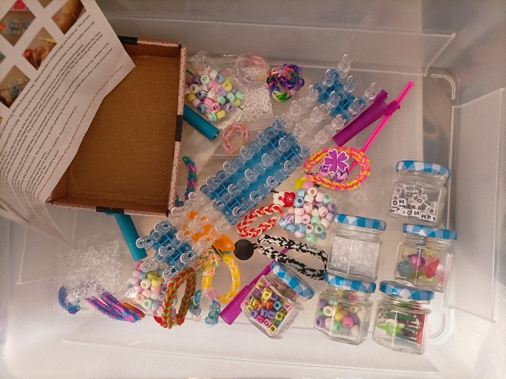 loom bandjes met veel verschillende hangertje en kralen, Ophalen, Nieuw, Kraal