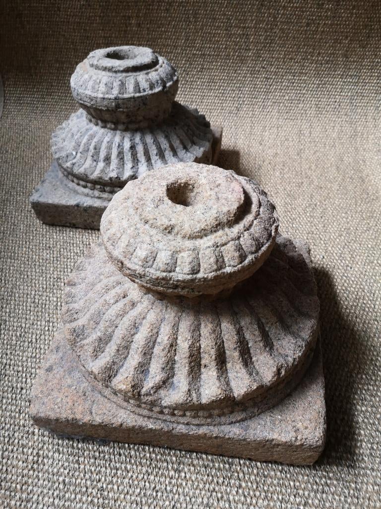 Antieke stenen pilaarvoeten uit India, Antiek en Kunst, Ophalen