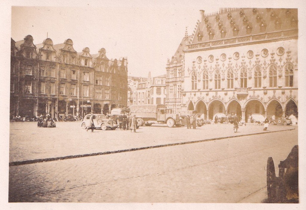 Zeldzame WOII Foto – Duitse Voertuigen Leuven (België 1940), Verzamelen, Foto, Ophalen of Verzenden, Zo goed als nieuw, Voor 1940