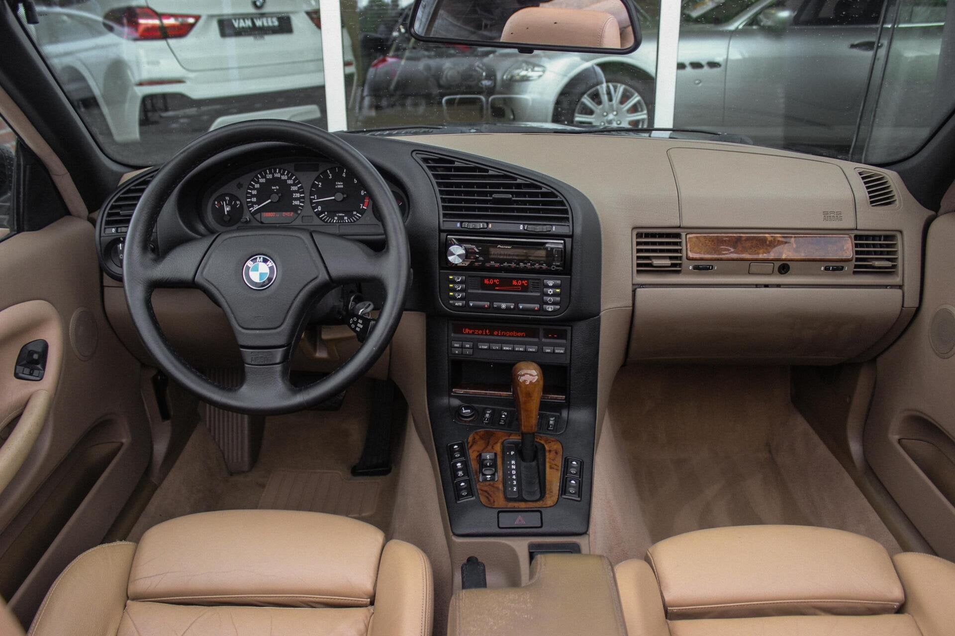 BMW 3-serie Cabrio 320i E36 Executive | NL auto | M sport-on, Achterwielaandrijving, Gebruikt, Beige, 4 stoelen