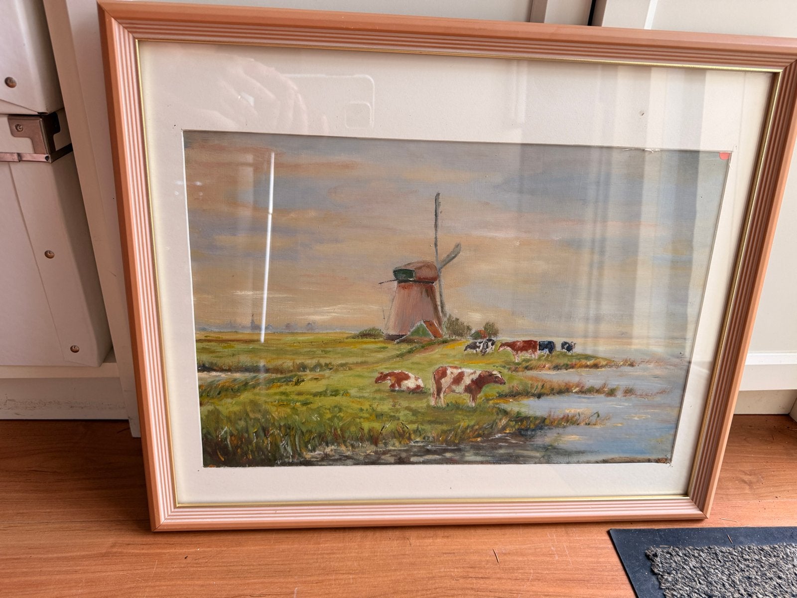 Schilderij met molen en koeien, inclusief kunststof lijst, Doek, Realistisch, Ophalen of Verzenden, Landschap
