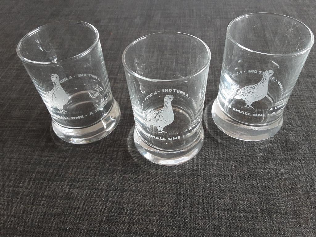 THE FAMOUS GROUSE glaasjes met een vogel, 3 stuks, 8 cm hoog, Verzamelen, Ophalen of Verzenden, Zo goed als nieuw, Borrel- of Shotglas