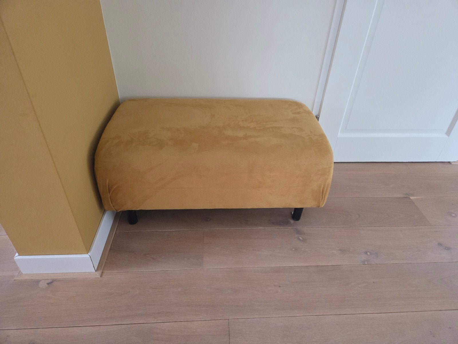 Oker gele fluwelen poef/voetenbankje, Huis en Inrichting, Ophalen, 50 tot 75 cm, Zo goed als nieuw, 75 tot 100 cm