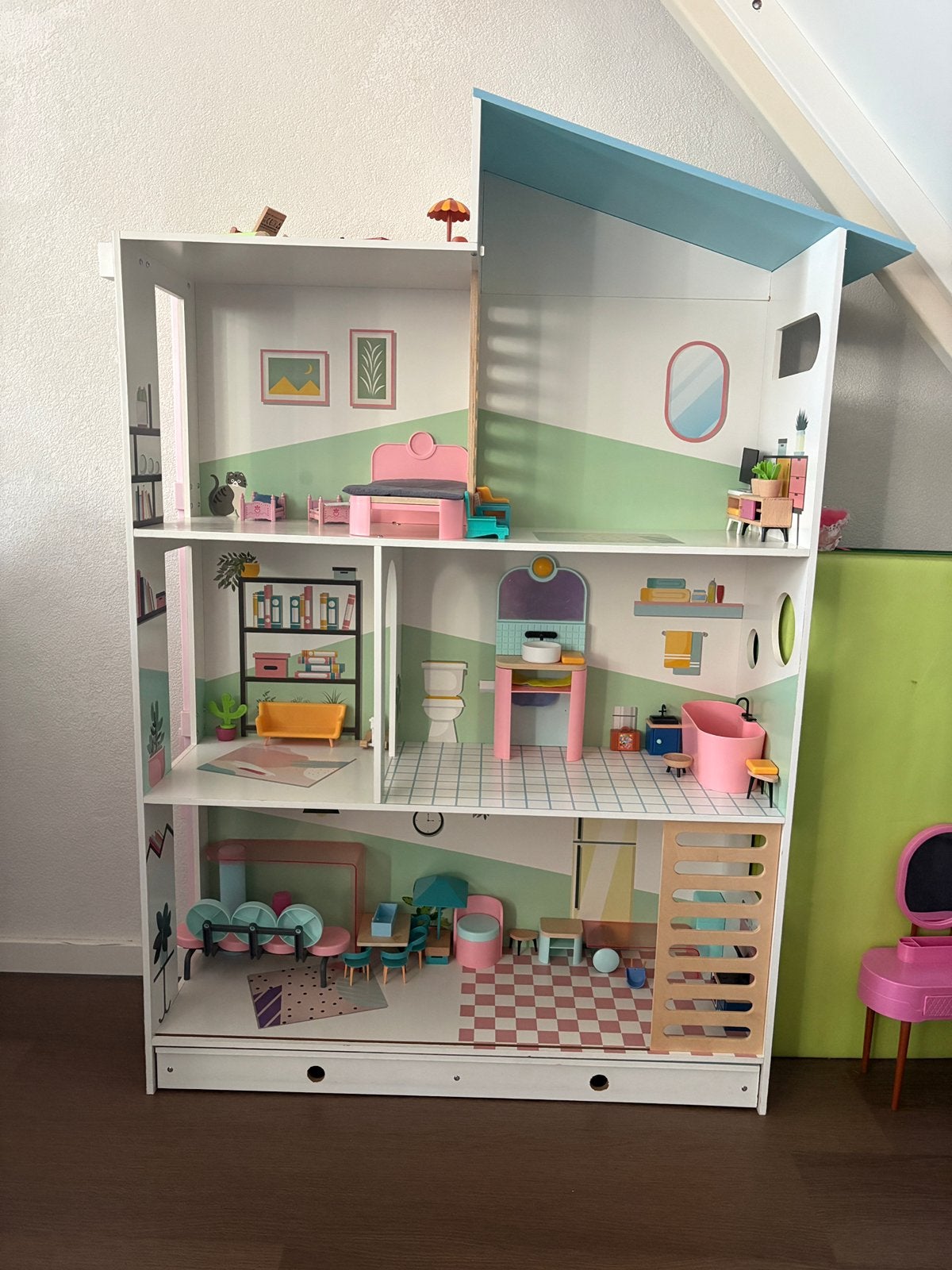 Prachtig houten poppenhuis/ barbiehuis met meubels., Ophalen, Zo goed als nieuw, Poppenhuis