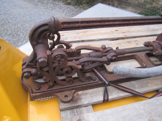Prachtig gedecoreerde antieke Franse waterpomp, 170 cm hoog!