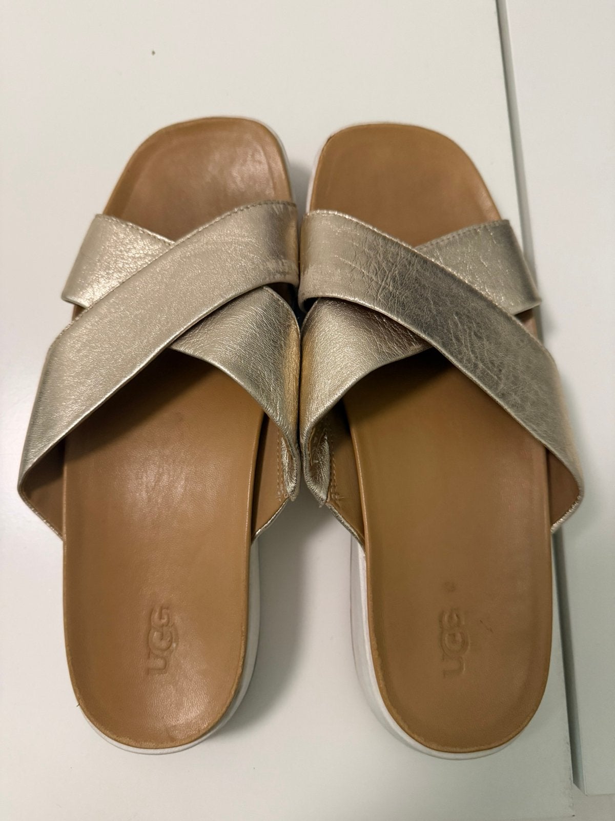 Uggs alippers goud maat 40, Kleding | Dames, Schoenen, Slippers, Overige kleuren, Ophalen of Verzenden, Zo goed als nieuw