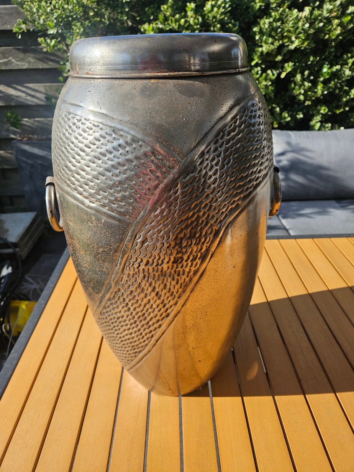 Decoratieve metalen vaas, Ophalen