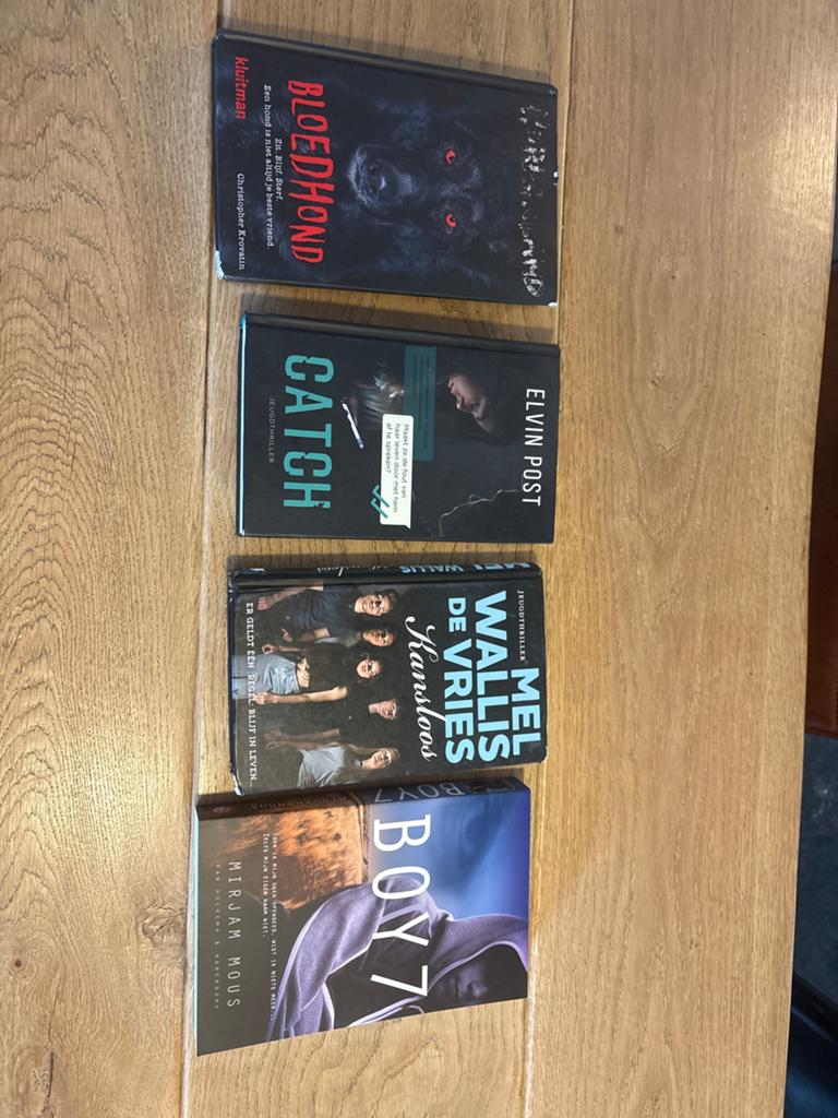 Jeugdthriller Boekenpakket: Bloedhond, Catch, Kansloos, Boy, Ophalen of Verzenden, Gelezen