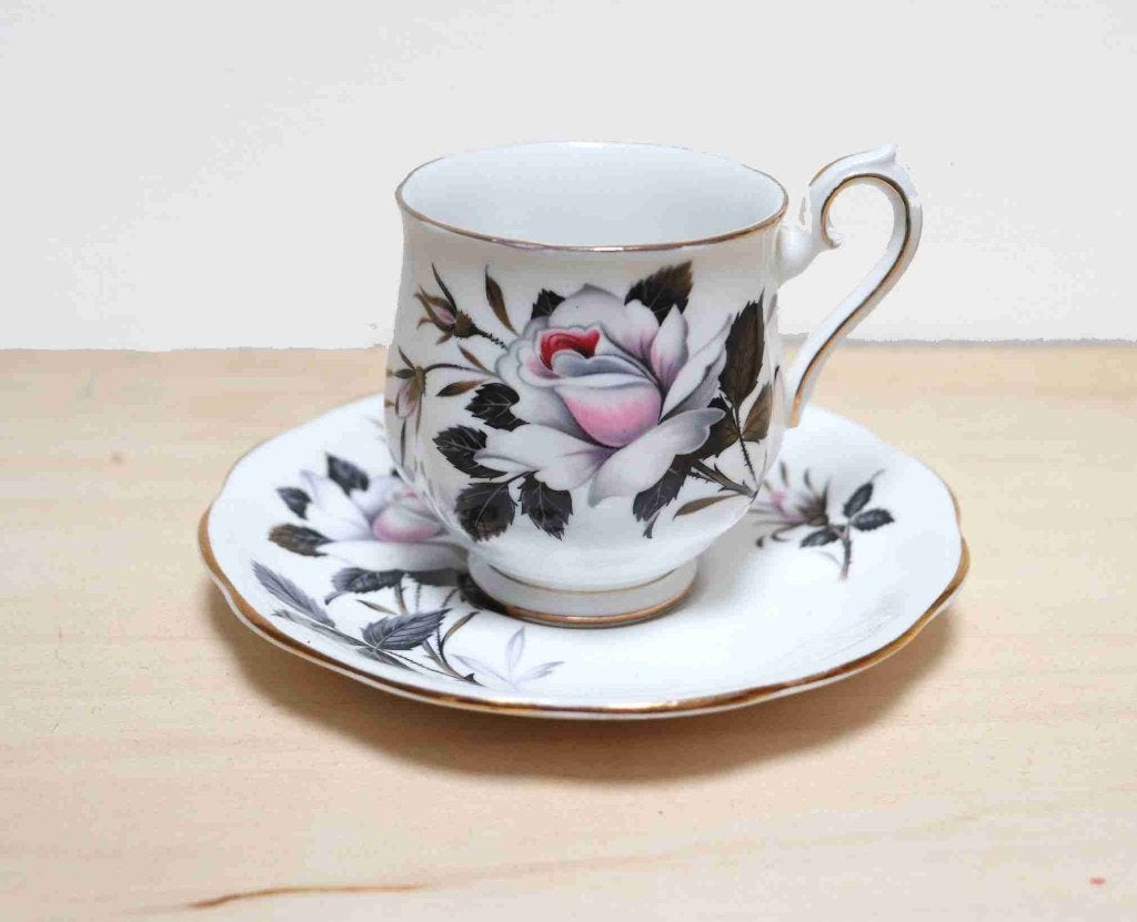 Vintage Royal Albert kop en schotel , "Queens Messenger", Verzamelen, Porselein, Kristal en Bestek, Ophalen of Verzenden, Zo goed als nieuw