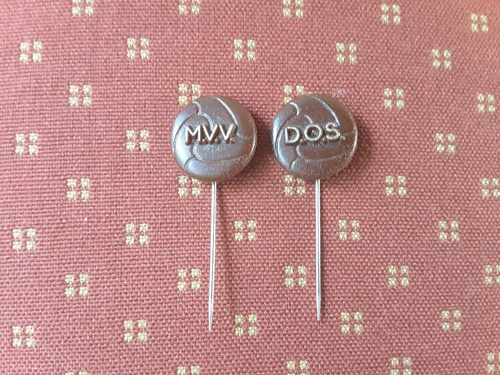 a MVV en DOS., Verzenden, Zo goed als nieuw, Sport, Speldje of Pin