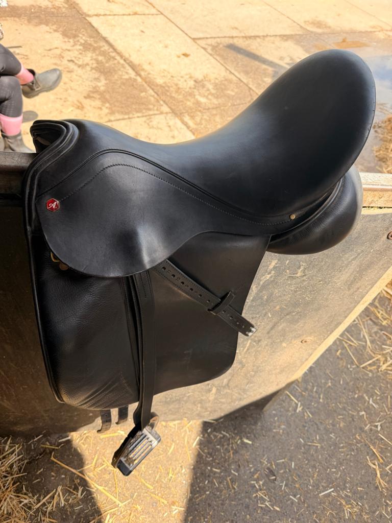 ALBION dressuur zadel 17 INCH, Dieren en Toebehoren, Ophalen of Verzenden, Zo goed als nieuw, Dressuur