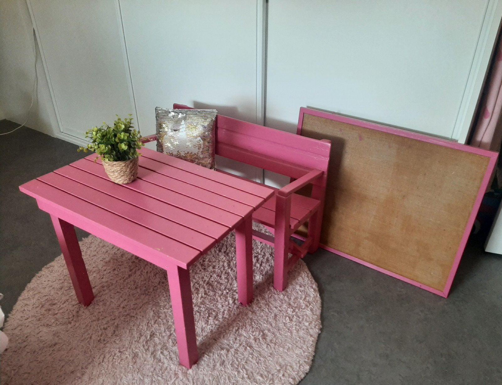 Lief roze kindersetje met tafel, bankje en prikbord, Ophalen