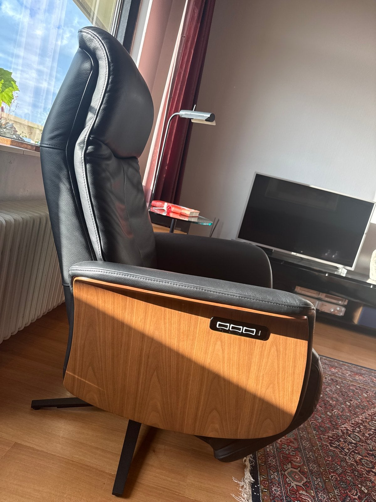 Goossens Leren verstelbare relaxfauteuil met houten accenten, Huis en Inrichting, Ophalen, Minder dan 75 cm, Leer, Zo goed als nieuw