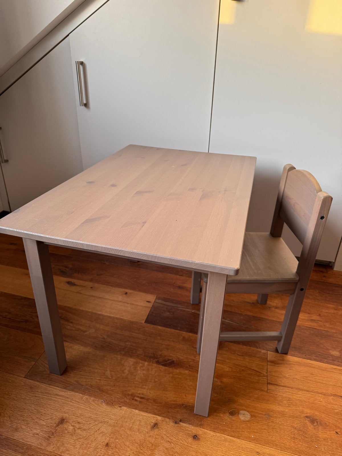 IKEA Sundvik Kinderzitje (tafel en stoel) - Grijsbruin, Ophalen, Gebruikt, Tafel(s) en Stoel(en)