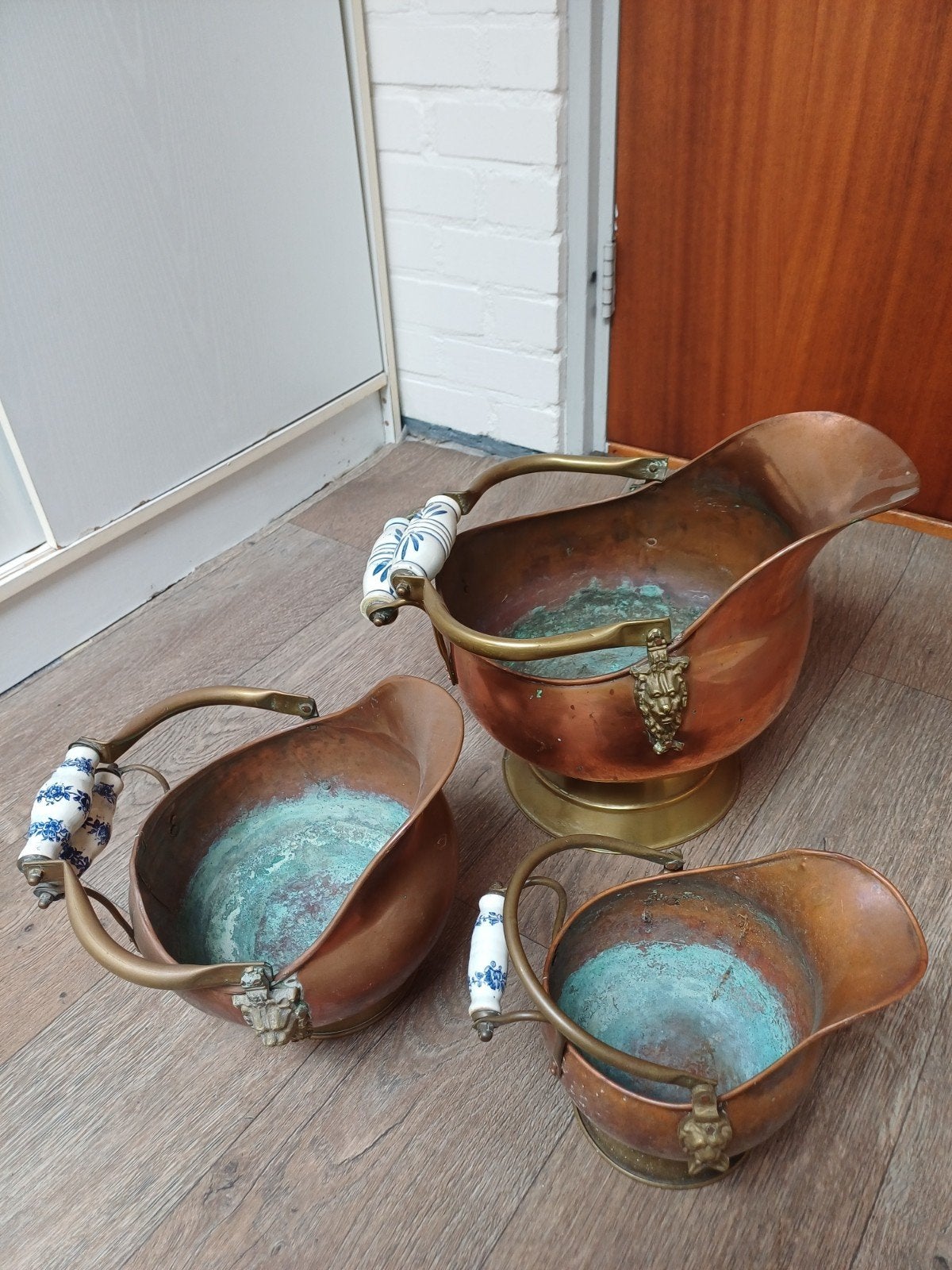 Antieke koperen set helmkit / bloempot met bronzen leeuwenko, Huis en Inrichting, Ophalen