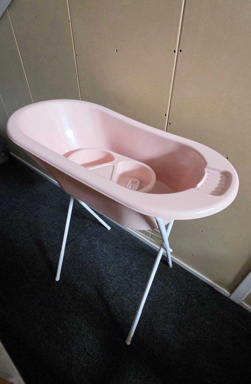 Roze babybadje met standaard en wasbakje, Gebruikt, Badje, Standaard, Ophalen