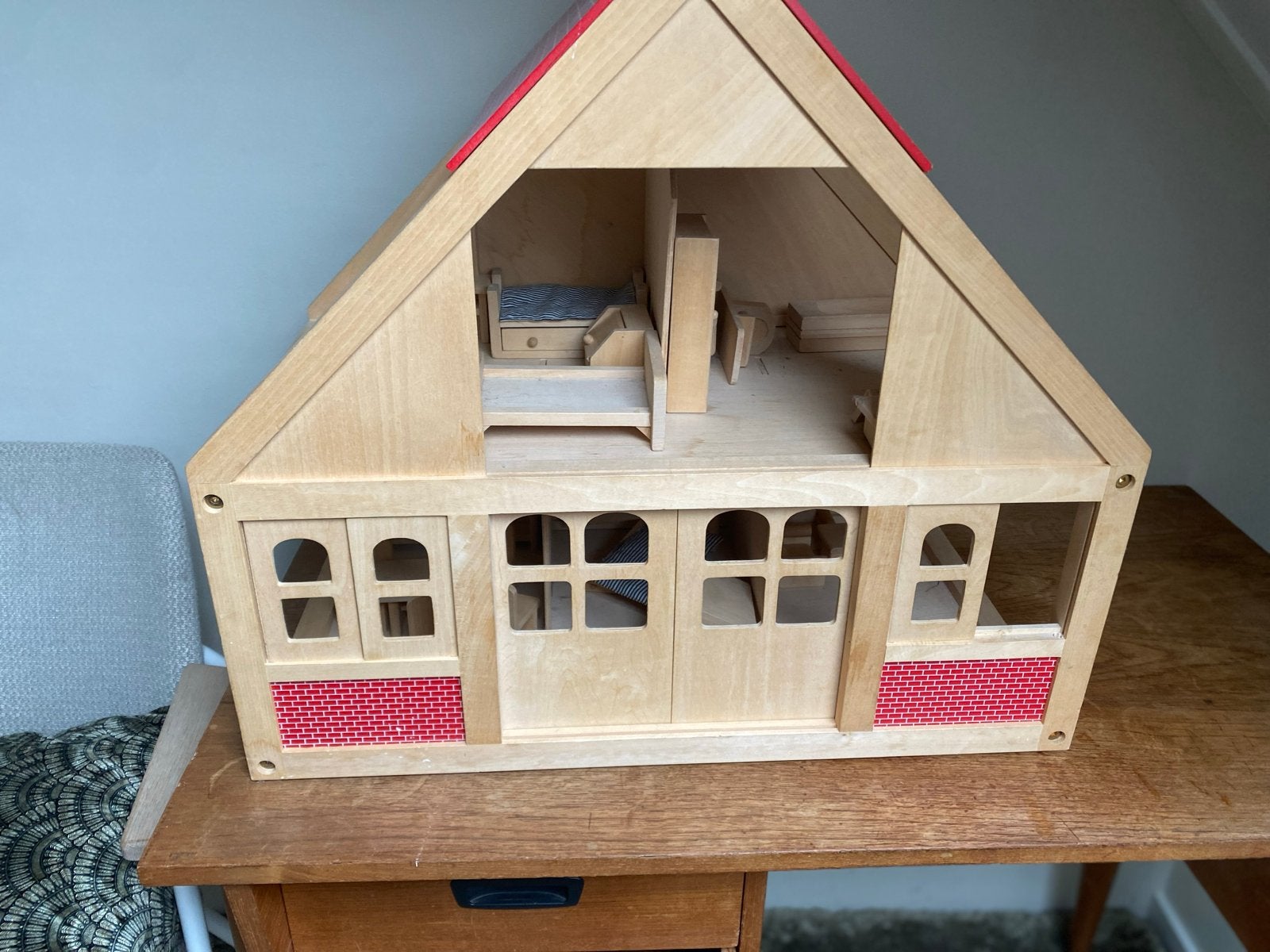 Houten poppenhuis met meubels, Ophalen, Zo goed als nieuw, Poppenhuis