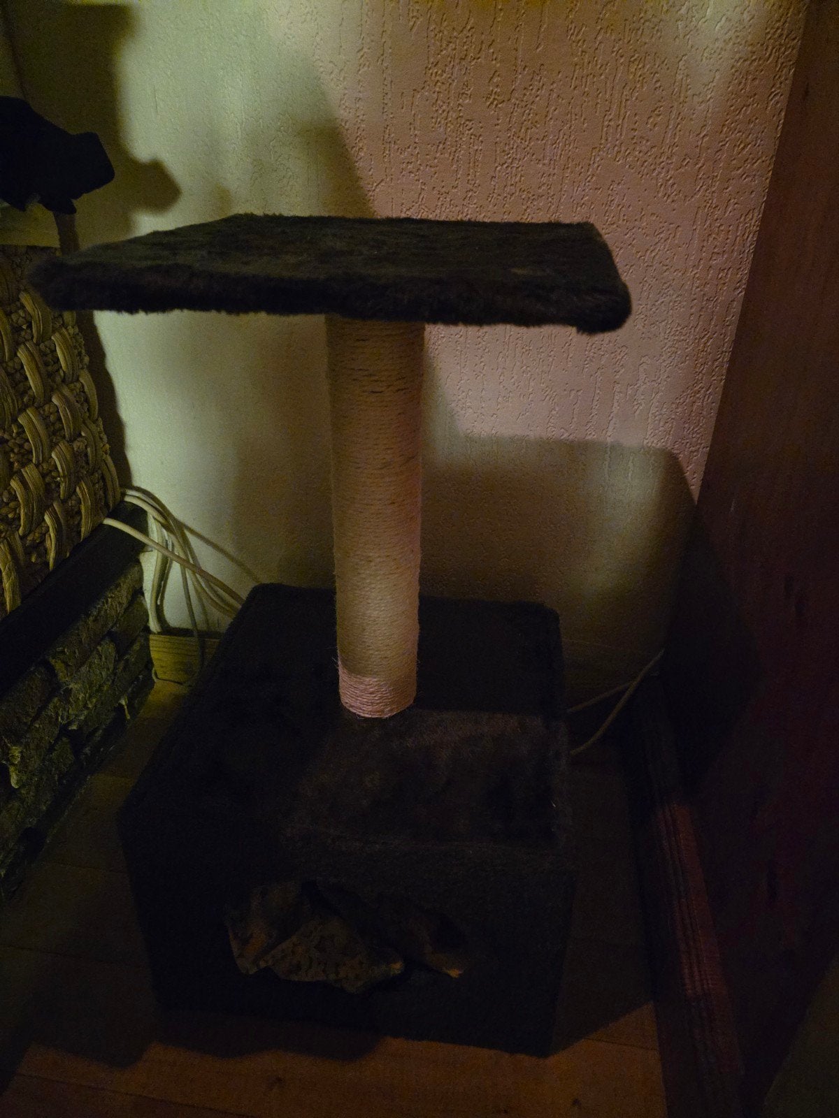 Katten krabpaal met mand eronder, Dieren en Toebehoren, Ophalen, Nieuw, Krabpaal