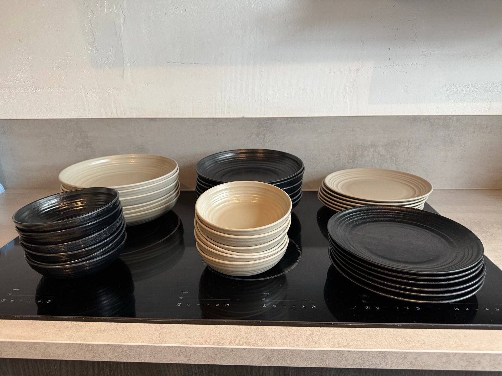 Riviera Maison Servies - Borden en Kommen in Zwart en Beige, Ophalen, Overige merken, Keramiek, Zo goed als nieuw