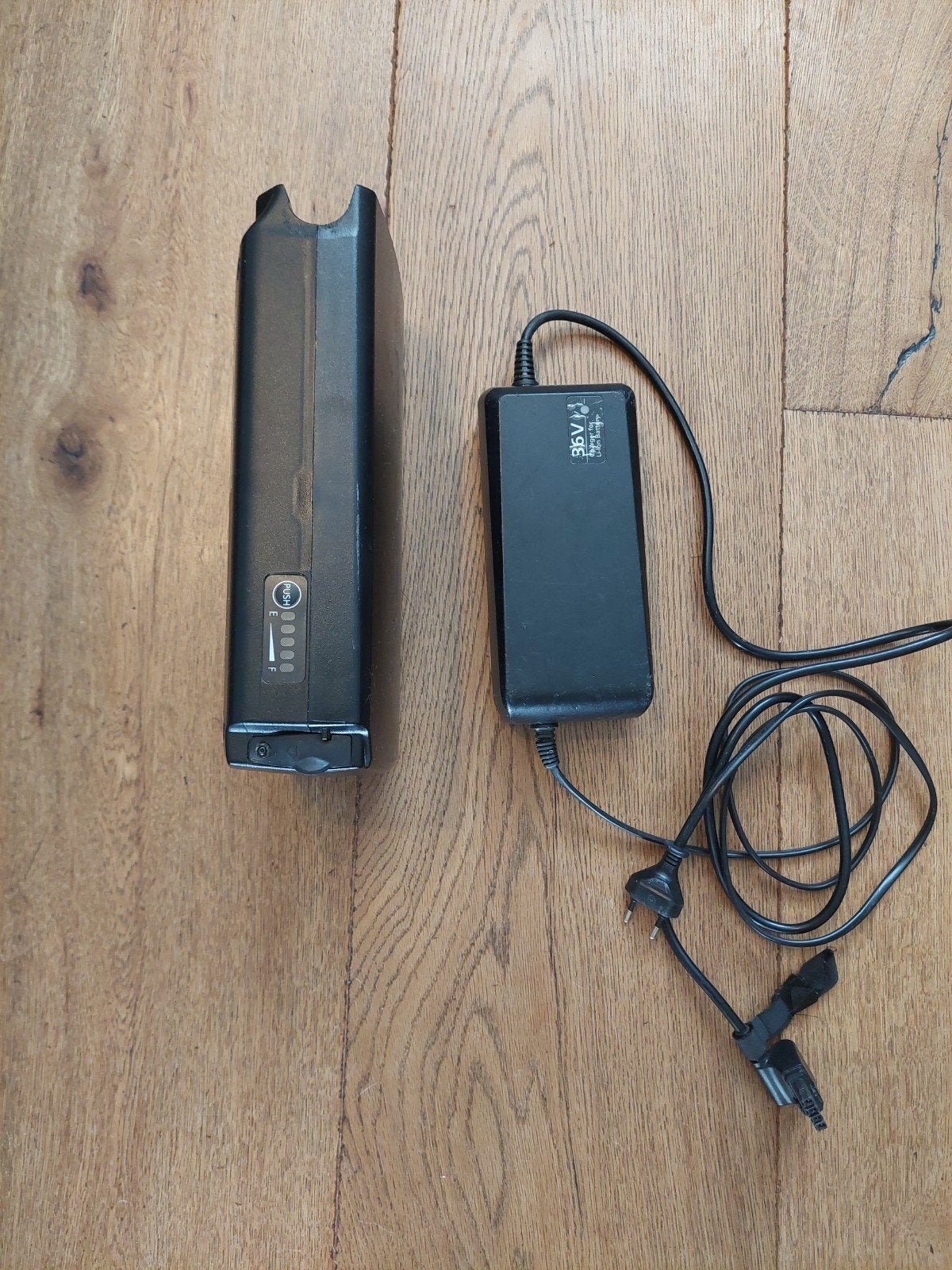 Gazelle Panasonic zilveren accu met lader, Fietsen en Brommers, Fietsaccessoires | Fietsaccu's, Ophalen