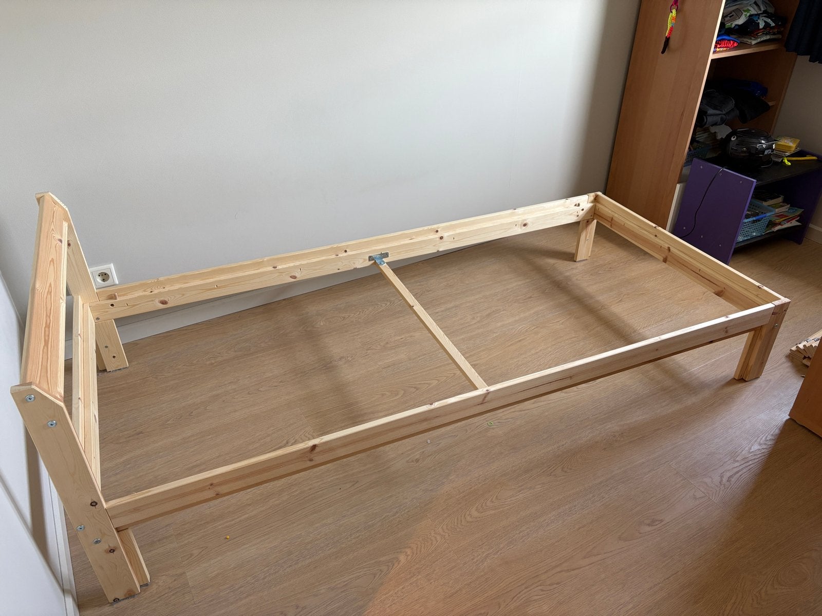 Eenpersoons houten bedframe - 90x200 cm - Ikea Neiden, Ophalen, 90 cm, Zo goed als nieuw, 200 cm