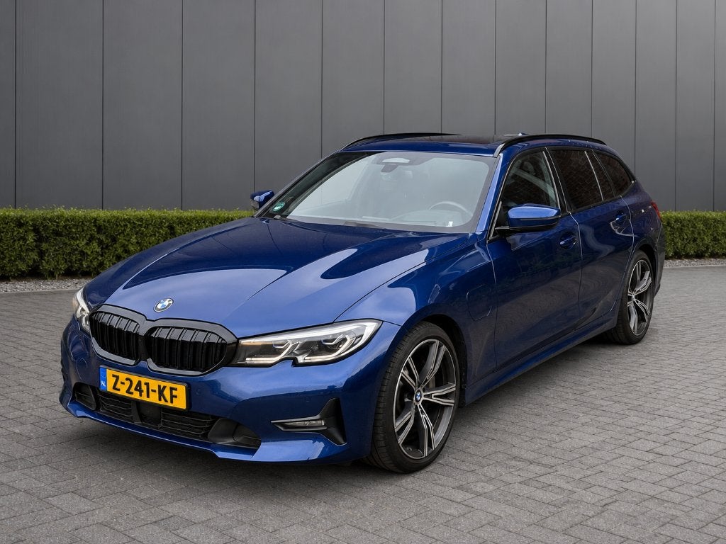 BMW 330e Touring | Individual Duo-Tone Nappa | Laser | ACC, Automaat, Achterwielaandrijving, 4 cilinders, Blauw