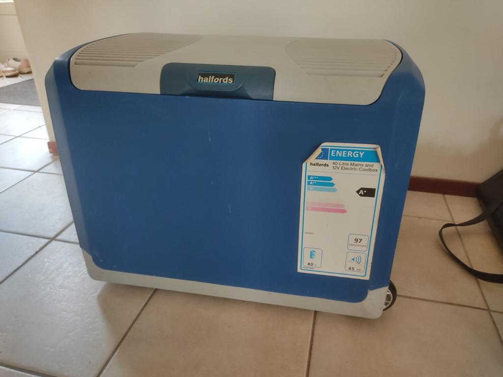 Halfords 40 Liter Elektrische Koelbox met Wielen, Caravans en Kamperen, Ophalen, Gebruikt, Koelbox, Elektrisch