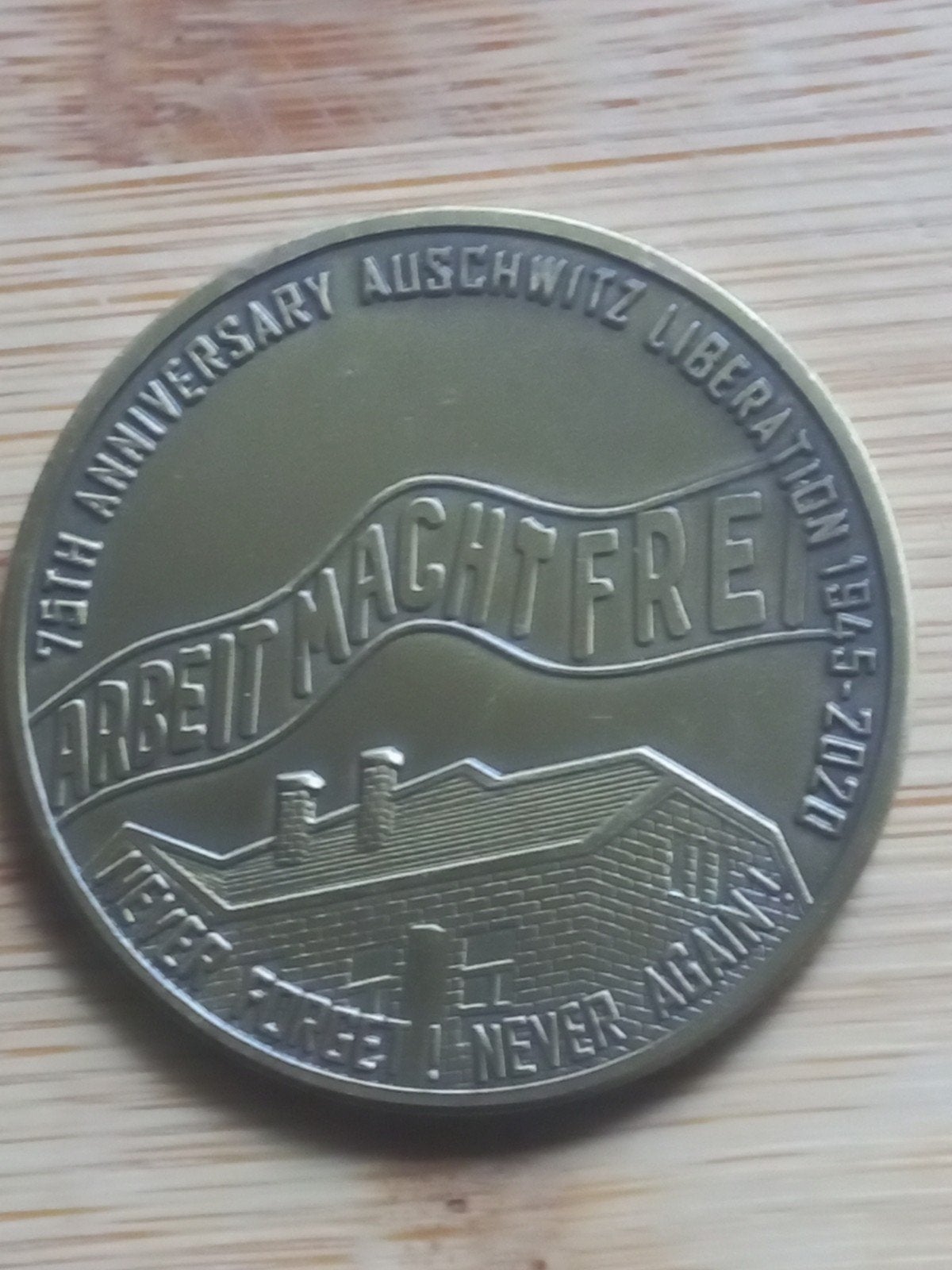 Auschwitz Holocaust Gedenkmunt - 75e Bevrijding 1945-2020, Postzegels en Munten, Penningen en Medailles, Verzenden
