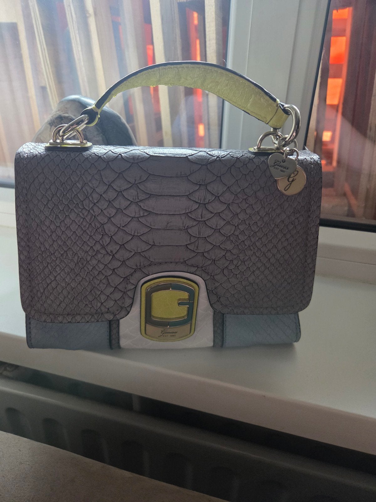 Guess handtas met slangenprint en afneembare schouderband, Ophalen of Verzenden, Zo goed als nieuw, Overige kleuren, Handtas