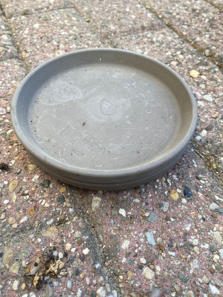 2 schaaltjes 14 cm voor onder bloempotjes, Tuin en Terras, Bloempotten, Rond, Ophalen of Verzenden, Zo goed als nieuw, Aardewerk