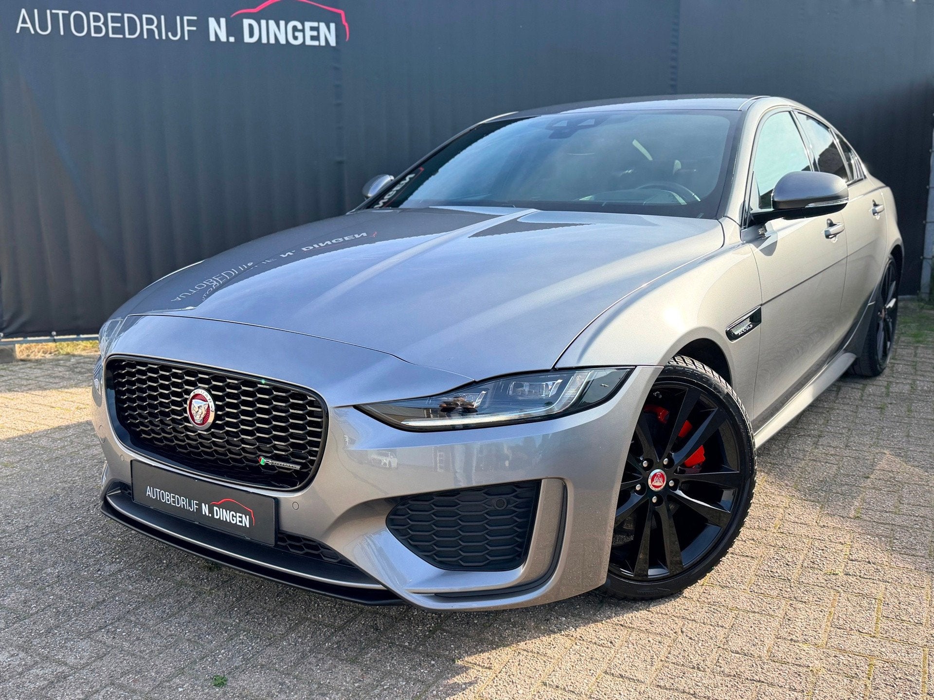 Jaguar XE 2.0 P250 R-Dynamic SE Black pack, Gebruikt, Zwart, 4 cilinders, Bedrijf
