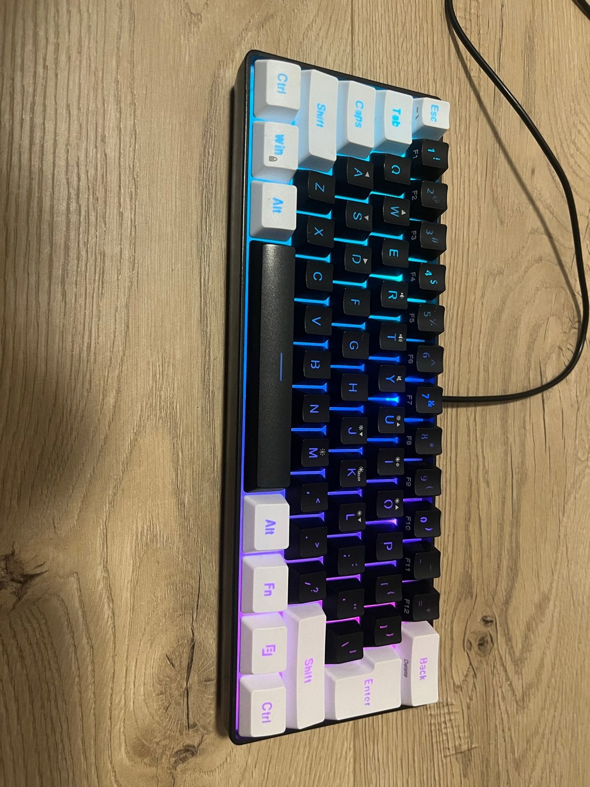 HKSJ V700 Gaming Toetsenbord - Verlicht en in goede staat, Computers en Software, Toetsenborden, Ophalen, Gaming toetsenbord, Zo goed als nieuw