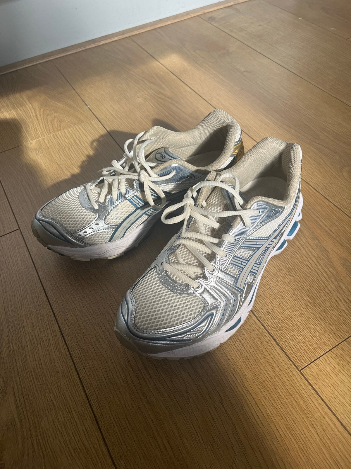 Asics Gel Kayano - Wit, Blauw & Zilver - Maat 43.5, Kleding | Heren, Ophalen of Verzenden, Gedragen, Wit, Sneakers of Gympen