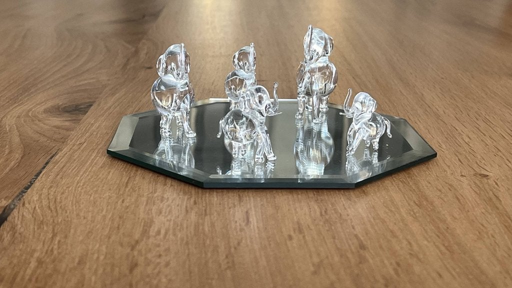 Vijf glazen olifantjes op spiegel, Ophalen