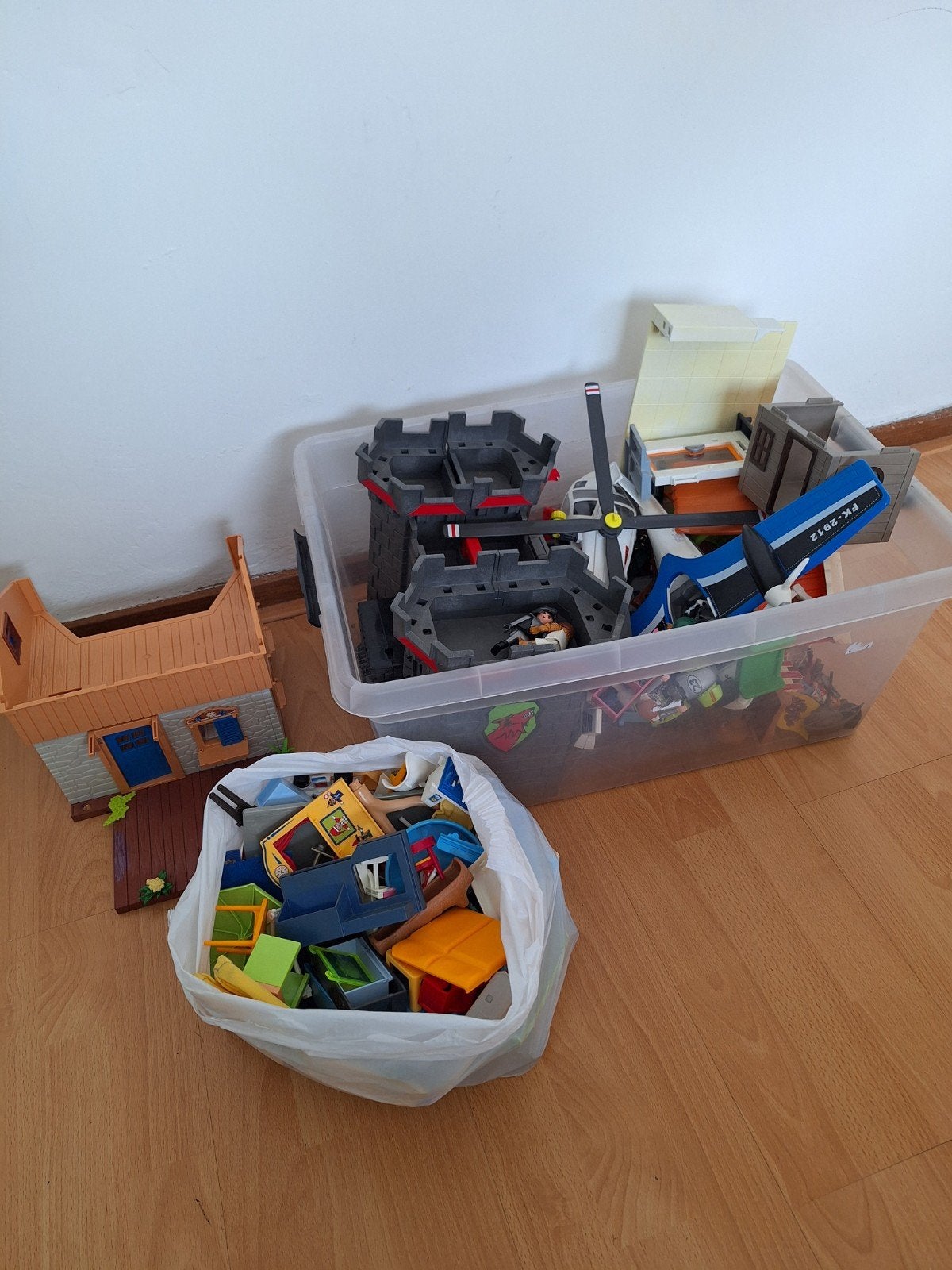 Playmobil krat met ridderkasteel, politie helikopter en meer, Ophalen, Gebruikt, Gebouw, Complete set
