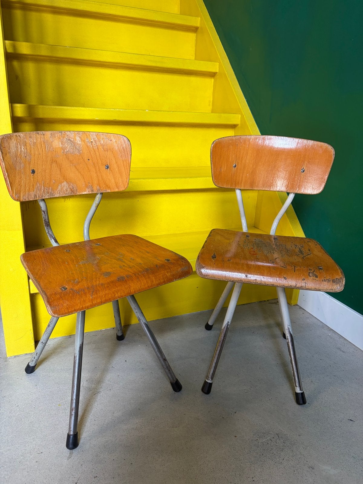 Retro houten schoolstoeltjes - Zithoogte 32 cm, Huis en Inrichting, Stoelen, Ophalen, Gebruikt, Twee, Bruin