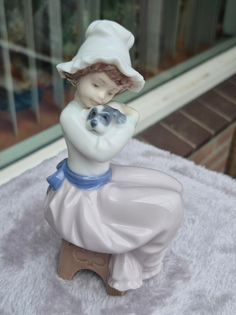 NAO Lladró beeldje meisje met puppy op krukje, Ophalen of Verzenden