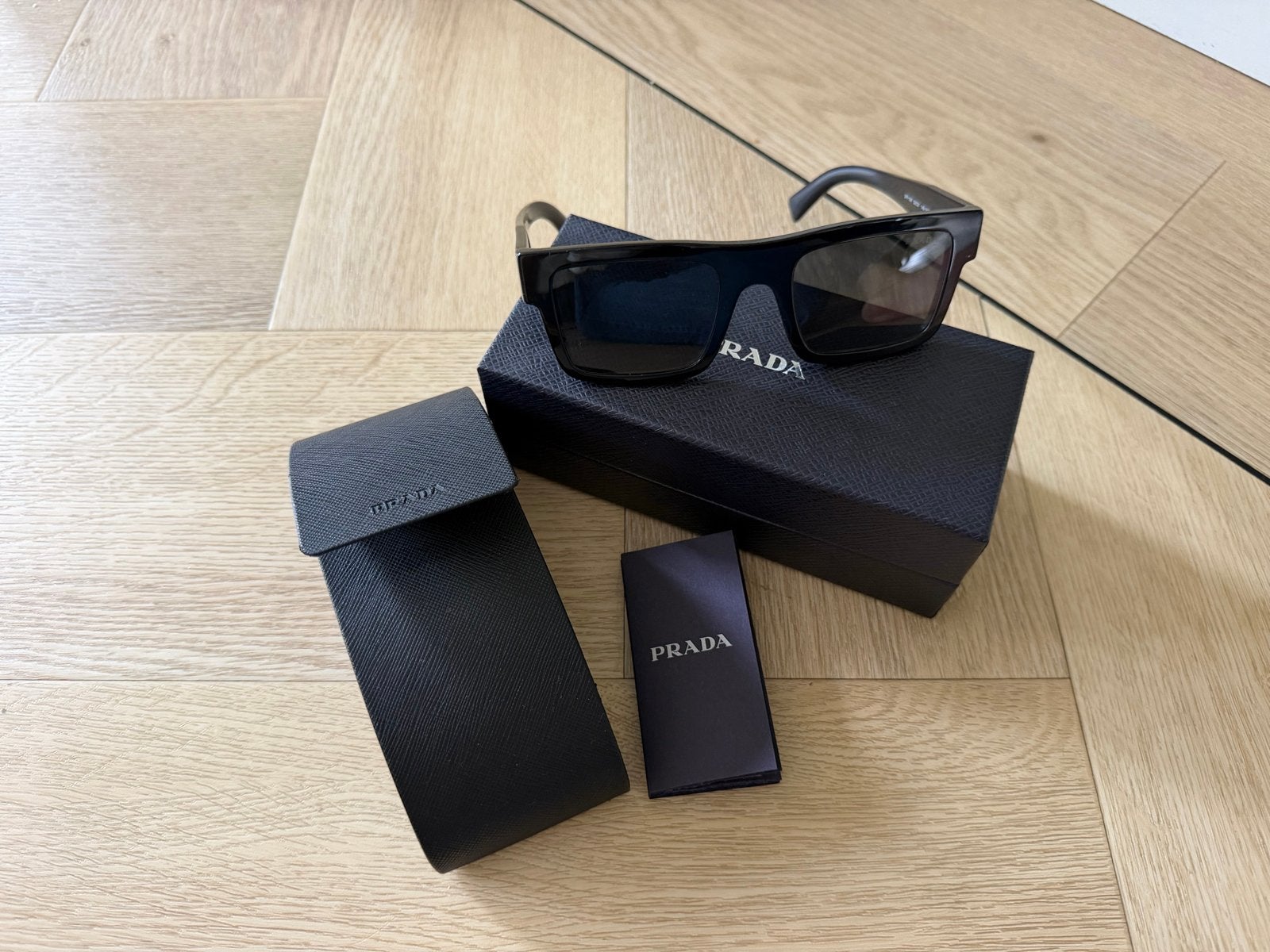 Prada Zonnebril Zwart - Stijlvol & Tijdloos met Accessoires, Sieraden, Tassen en Uiterlijk, Zonnebril, Prada, Zwart, Ophalen of Verzenden