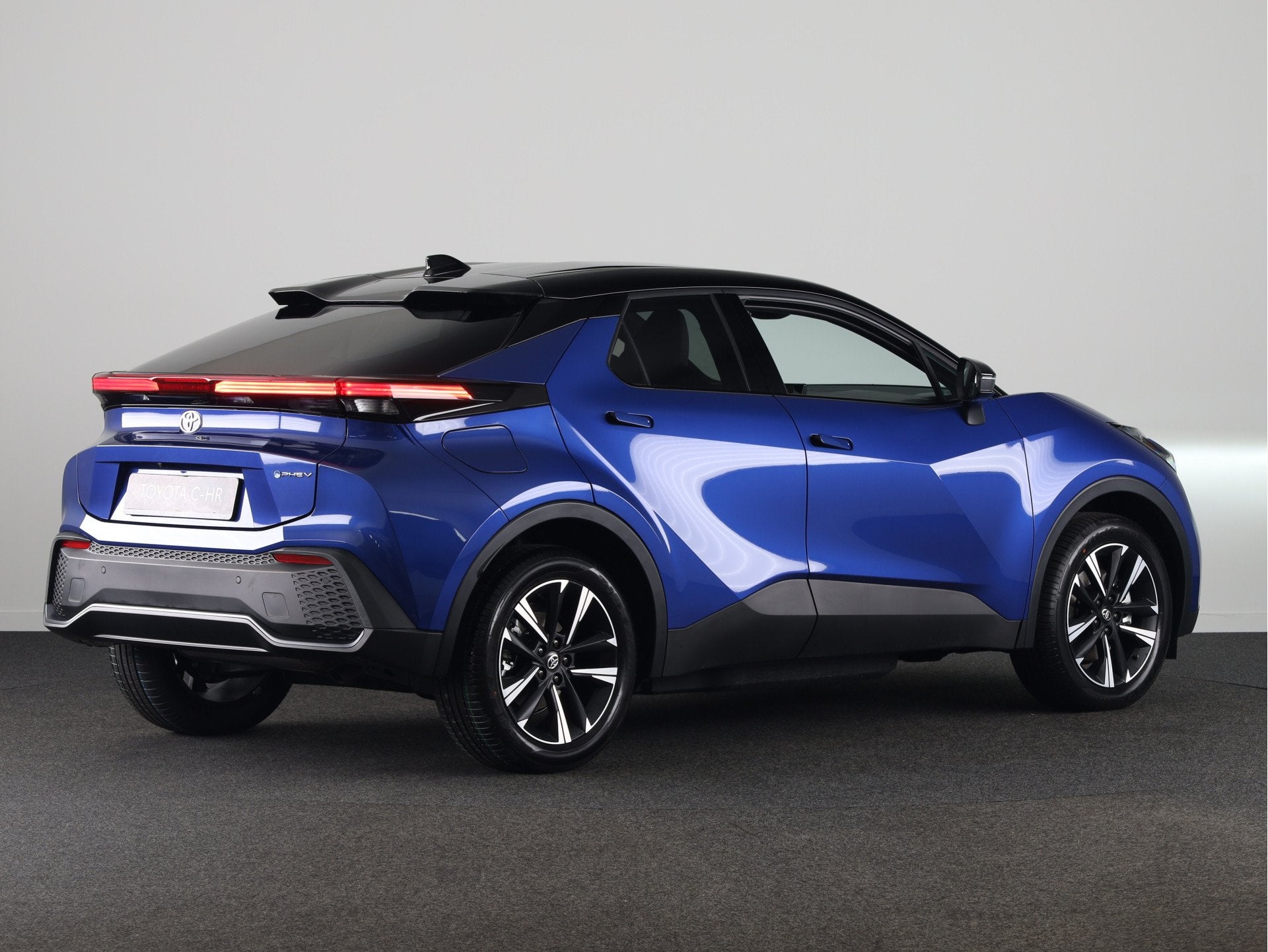 Toyota C-HR 2.0 Plug-in Hybrid 220 Dynamic *NIEUW* | Direct, Auto's, 12 maanden, Stof, Zwart, 4 cilinders